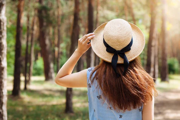 Красивая Молодая Женщина Соломенной Шляпе Лесу Солнцем Заднем Плане Летом — стоковое фото