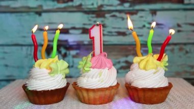 Mutlu ilk Doğum günü pastası ve kırmızı mavi ahşap arka plan üzerinde yıldönümü kavramı bir mum sayısı