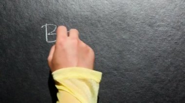 Geri okula, blackboard tebeşir, eğitim kavramı ile kelimeleri yazmak el