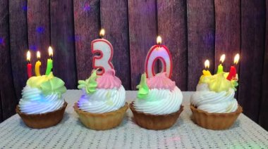İyi ki doğdun kavramı cupcakes ve numarası otuz mum ahşap arka plan üzerinde