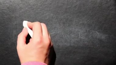 Aşk - kadının tebeşir yazı tahtası, ilişki veya din kavramı ile metin yazma el.