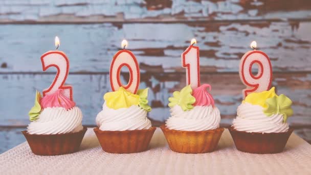 Feliz Ano Novo 2019 Velas Número Cupcakes Com Fundo Vintage — Vídeo de Stock