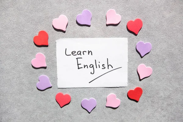 Učte Anglicky Text Bílém Papíře Šedém Pozadí Heatrs Studovat Jazyk — Stock fotografie