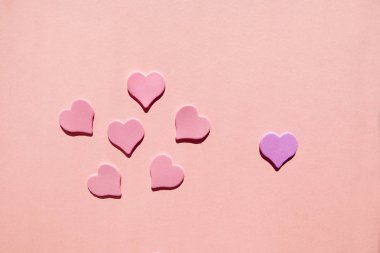 Şekiller hakkında duygular üzerinde pembe bir arka plan ile bir mor, kart karşı birçok pembe kalpler