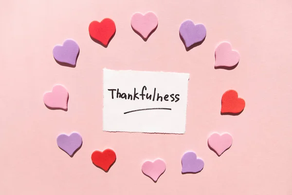 Agradecimentos Palavra Sobre Papel Com Fundo Rosa Corações Coloridos Redor — Fotografia de Stock