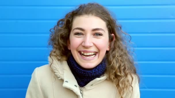 Hermosa Chica Con Pelo Rizado Sonriendo Riendo Contra Pared Azul — Vídeos de Stock