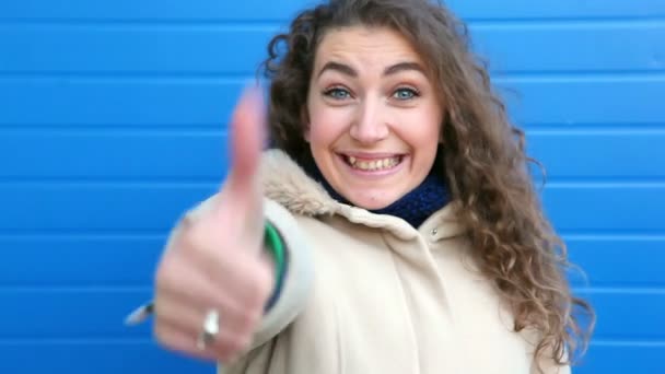 Mujer Joven Feliz Con Pelo Rizado Los Ojos Azules Muestra — Vídeos de Stock