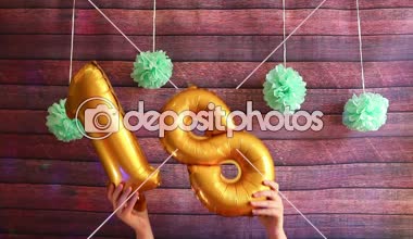 Kutlu olsun on sekiz, 18 numara ile altın hava balonları, yıldönümü kutlama süslemeleri ile