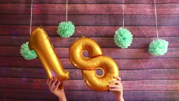 Achtzehnter Geburtstag Goldene Luftballons Mit Der Nummer Jubiläumsfeier Mit Dekorationen — Stockvideo