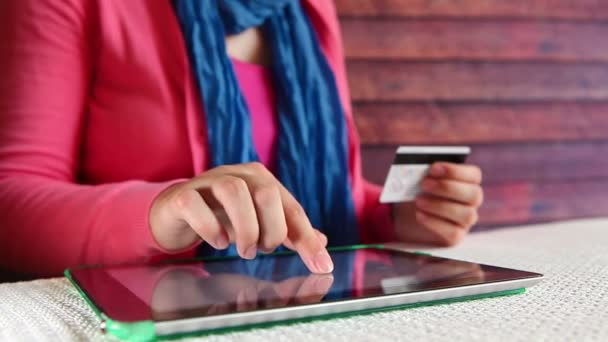 Mujer Comprar Tienda Online Internet Con Tablet Tarjeta Crédito Pagar — Vídeo de stock