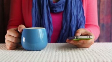 Telefona metin yazarak ve çay, iletişim ve bağlantı kavramı içme kadın