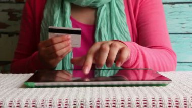 Kadın el ödeme veya internet rezervasyon kredi kartıyla alışveriş online