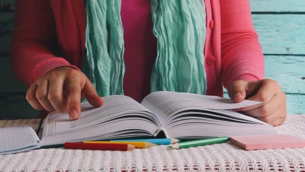 若い女性学生の読む本やレジャー 教育の概念 — ストック動画