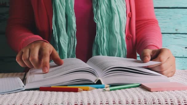 Jonge Vrouw Student Lezen Boek Ontspanning Onderwijs Concept — Stockvideo