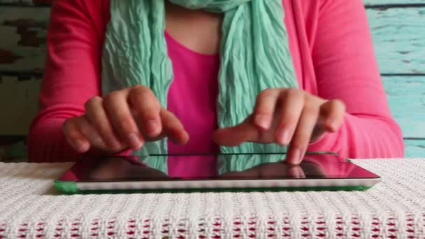 Vrouw Typen Van Tekst Virtuele Toetsenbord Online Internet Tablet — Stockvideo