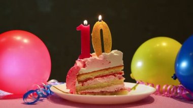 Mutlu onuncu Doğum günü pastası ve pembe balonlar ve parti dekor, yıldönümü kavramı ile on mum sayısı