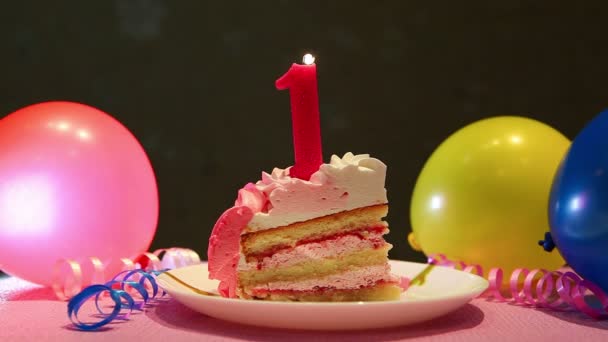 Feliz Primer Pastel Cumpleaños Rosa Vela Número Uno Con Globos — Vídeos de Stock