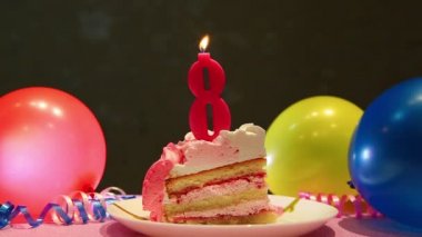 Mutlu sekizinci Doğum günü pastası ve pembe balonlar ve parti dekor, yıldönümü kavramı ile sekiz mum sayısı
