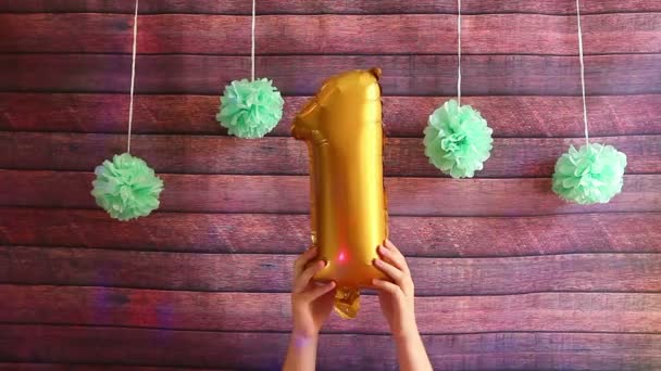 Feliz Primer Cumpleaños Globos Dorados Con Número Uno Celebración Aniversario — Vídeo de stock