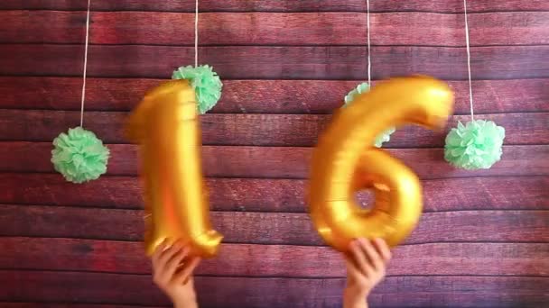 Feliz Cumpleaños Dieciséis Globos Dorados Con Número Celebración Del Aniversario — Vídeo de stock