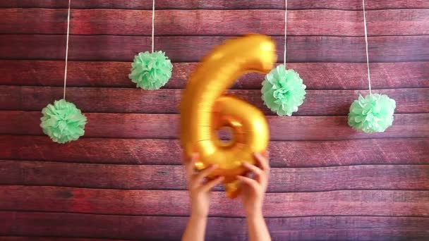Happy šesté narozeniny, zlatá s vrtulovým pohonem s číslem šest, oslava výročí s dekoracemi
