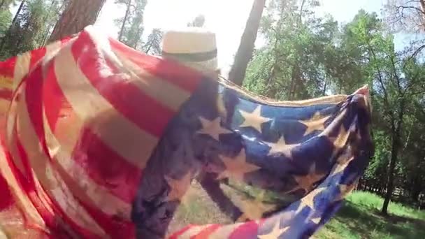 Fröhliche Junge Frau Lächelt Und Springt Mit Amerikanischer Flagge Hat — Stockvideo