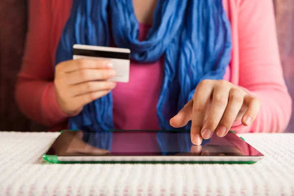 Kadın internet online mağazasında tablet ve kredi kartı ile satın al