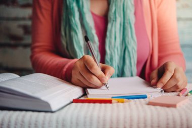 Genç kadın okuma ve yazma, eğitim veya eğlence kavramı ile öğrenci