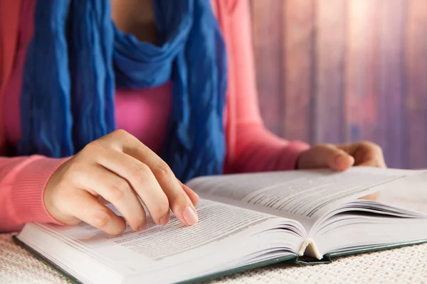Genç kadın öğrenci kapalı kitap okumak, boş zaman veya eğitim kavramı