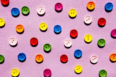 Renkli düğmeler, moda zemin ile Pembe dokulu arka plan