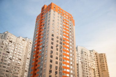 Ukrayna, gökdelenler ve mavi gökyüzü Kiev City'deki yüksek renkli binalar