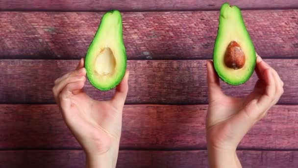 Avocado Handen Met Tropisch Fruit Gezonde Voeding — Stockvideo