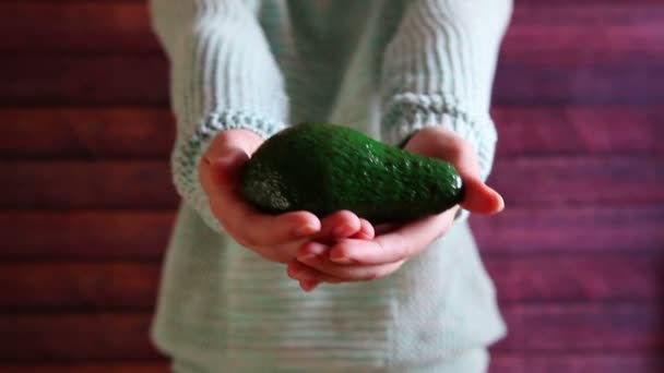 手トロピカル フルーツ 緑のアボカド 健康食品 — ストック動画