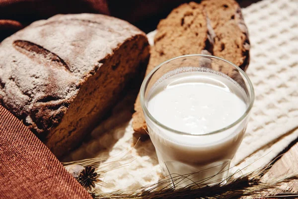 Leite Iogurte Com Pão Grão Integral Fresco Alimentos Saudáveis — Fotografia de Stock