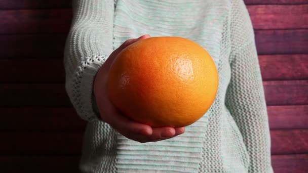 Frau Mit Orangefarbener Grapefruit Gesundes Essen Und Ernährung — Stockvideo