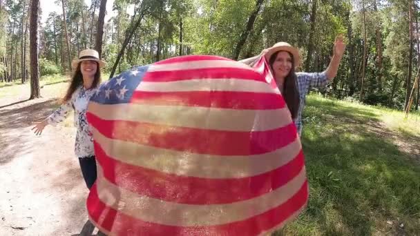 Χαρούμενες Νεαρές Γυναίκες Διασκεδάζουν Και Χορεύουν Τις Ηπα Σημαία Ύπαιθρο — Αρχείο Βίντεο