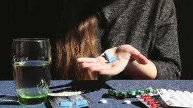 Kadın ve haplar, elinde ilaç, sağlık hizmeti konsepti.