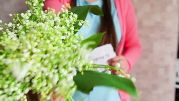 Vergeving Mooie Vrouw Met Boeket Witte Bloemen Woord Kaart — Stockvideo