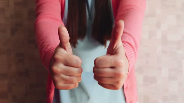 Schöne Junge Frau Zeigt Daumen Hoch Motivation Und Erfolgskonzept Drinnen — Stockvideo