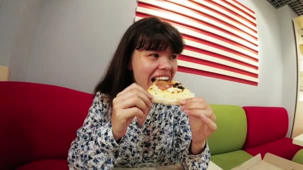 ピザを食べる若い空腹の女性 面白いスローモーション — ストック動画