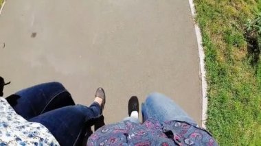 Yaz aylarında sokakta yürüyen iki arkadaş kadın, yavaş çekimde dostluk ve birliktelik