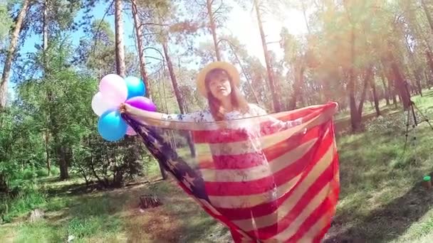 Sorriso Mulher Patriótica Feliz Com Bandeira Eua Balões Dia Independente — Vídeo de Stock