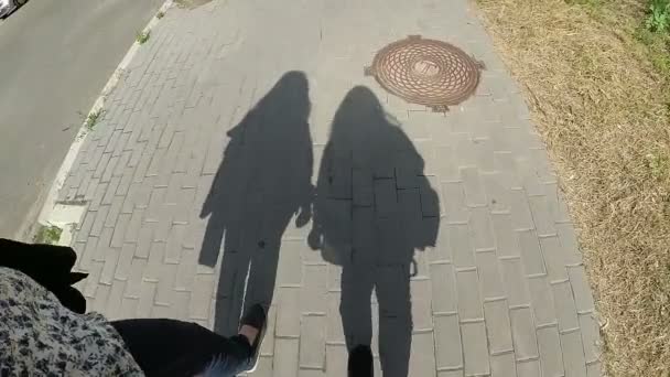Sombras Dois Amigos Mulheres Andando Rua Verão Amizade União Câmera — Vídeo de Stock