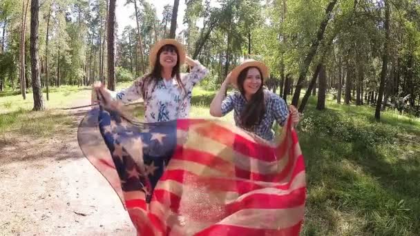 Fröhliche Amerikanische Mädchen Lachen Und Tanzen Mit Der Flagge Freien — Stockvideo