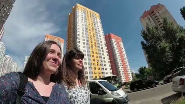 Duas Amigas Mulheres Andando Rua Cidade Amizade União — Vídeo de Stock