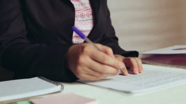 Güzel iş kadını çalışma alanında ofiste belgeleri yazmak, kontrol etmek ve imzalamak