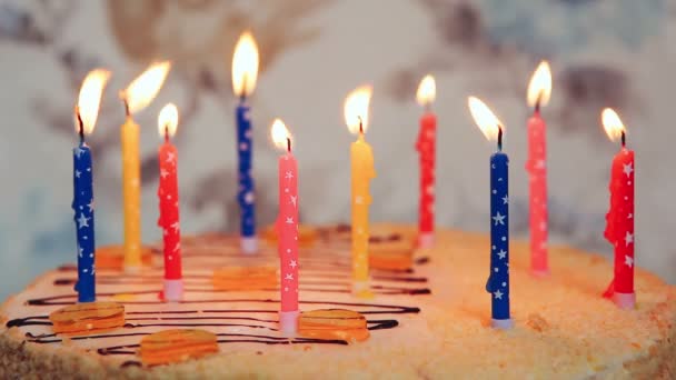 Buona Torta Compleanno Con Candele Colorate Che Bruciano Celebrazione Dell — Video Stock