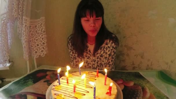 女性は誕生日ケーキにキャンドルを吹きます 幸せな誕生日のコンセプト — ストック動画