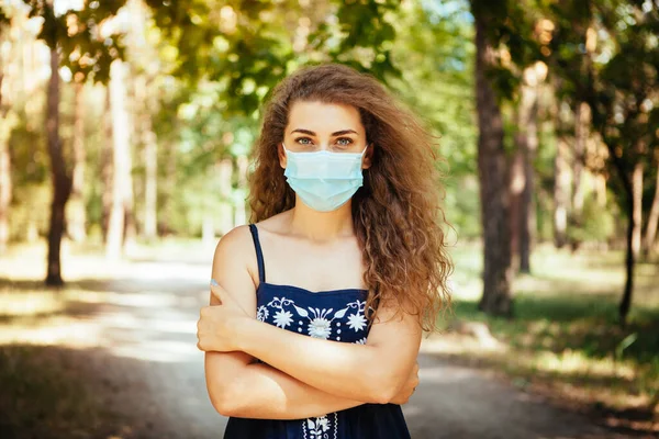 Yüzünde tıbbi maske, koronavirüs veya virüs Covid-19 konsepti olan güzel bir kadın.