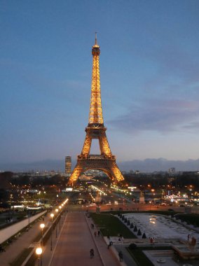 Tam büyüme akşam Eyfel Kulesi. Paris. Fransa.
